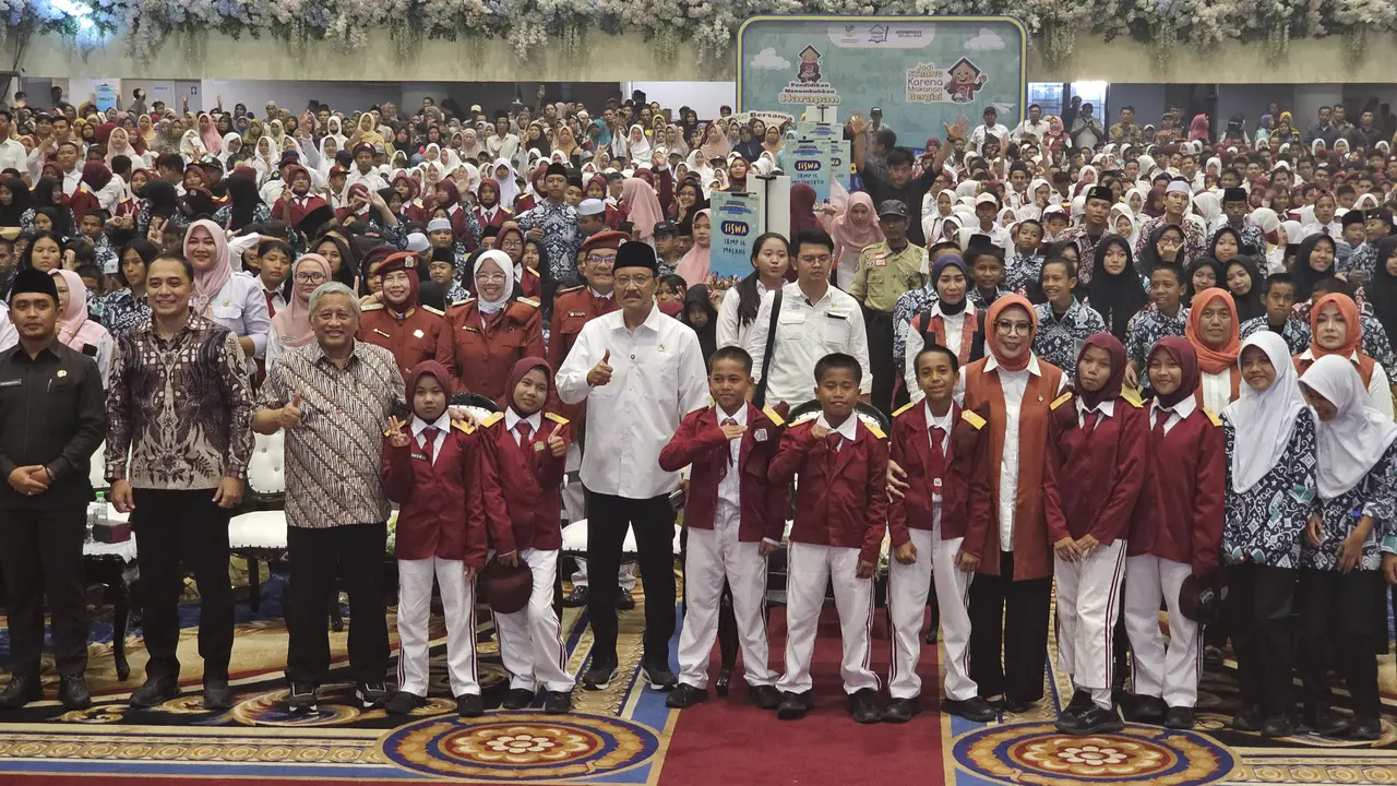 Menteri Sosial, Gus Ipul bersama sejumlah siswa dan perwakilan pemerintah daerah se- Jawa Timur, saat pra launching sekolah rakyat di Surabaya, Jawa Timur (Liputan6.com/Dicky Agung Prihanto)