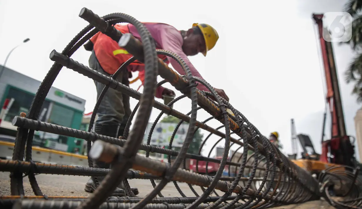 Pekerja membuat kerangka beton untuk pembangunan terowongan (underpass) Senen Extension di Pasar Senen, Jakarta, Sabtu (20/12/2019). Underpass yang pembangunan fisiknya ditarget selesai pada 2020 tersebut diharapkan dapat mengurangi kemacetan lalu lintas setempat. (Liputan6.com/Faizal Fanani)