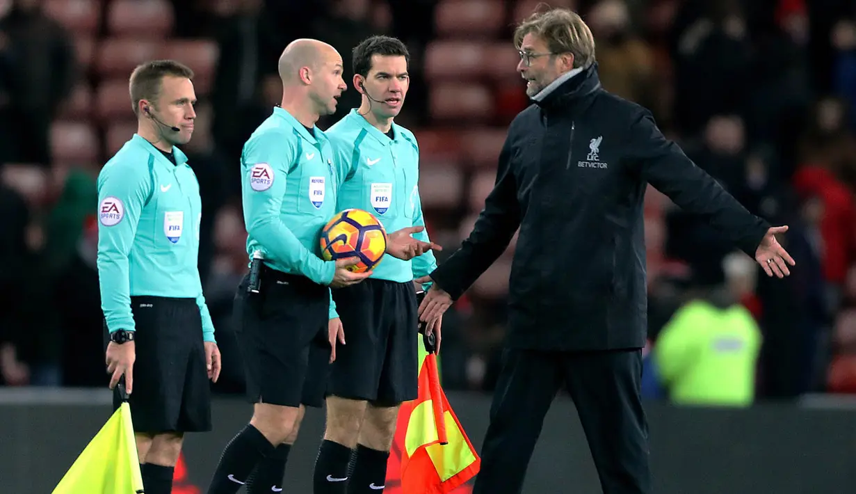 Manajer Liverpool, Juergen Klopp, protes kepada wasit usai laga Liga Inggris melawan Sunderland di Stadion Light, Inggris, Senin (2/1/2017). Kedua tim bermain imbang 2-2. (AP/Owen Humpreys)