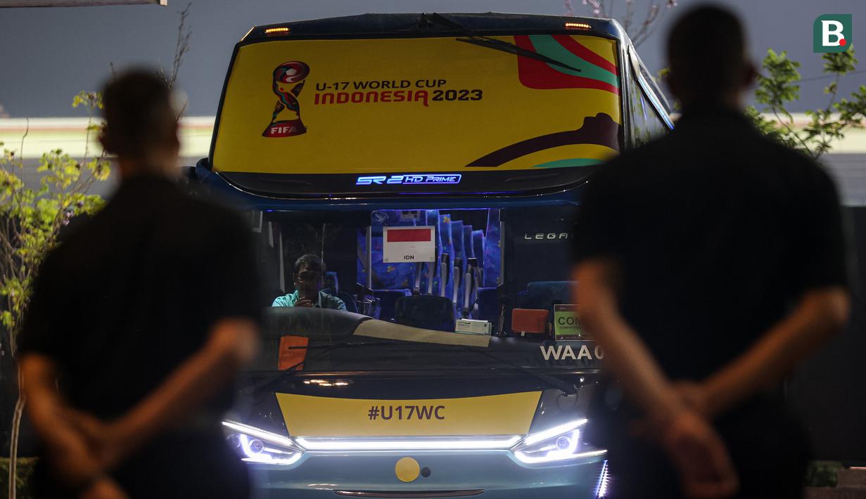 Petugas keamanan berjaga di area lapangan Tot Heil Onzer Ribbenkast (THOR) saat Timnas Indonesia U-17 menjalani latihan tertutup, Rabu (8/11/2023). (Bola.com/Bagaskara Lazuardi)