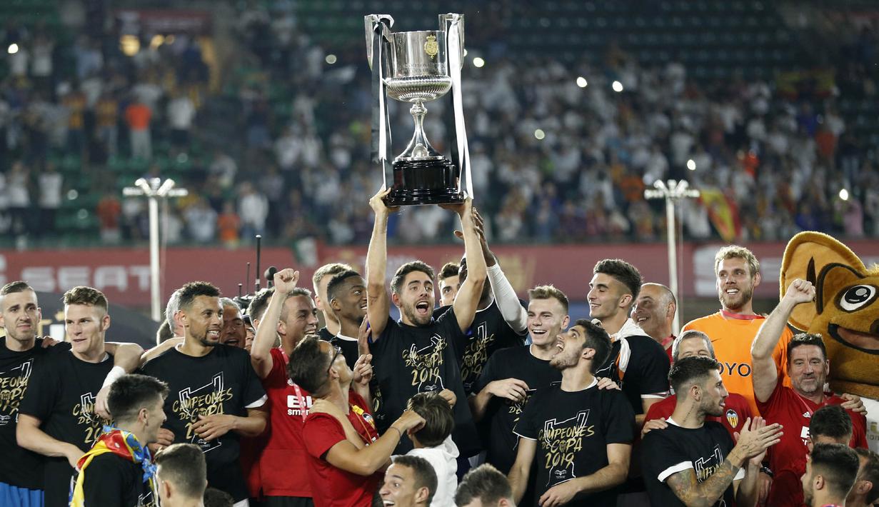 Para pemain Valencia merayakan gelar juara Copa del Rey usai mengalahkan Barcelona pada laga Copa del Rey di Stadion Benito Villamarin, Sevilla, Sabtu (25/5). Barcelona kalah 1-2 dari Valencia. (AFP/Pau Barrena)