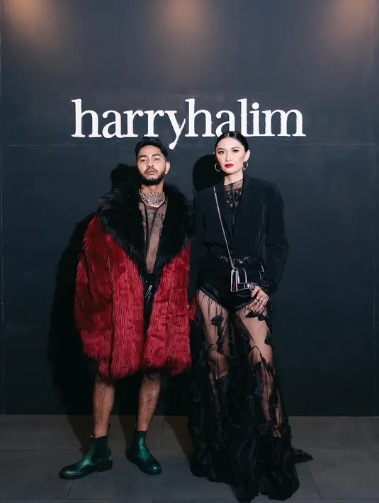 Pasangan ini tampil super keren mengenakan rancangan desainer tanah air. Onadio tampil ekstra dengan jaket bulu seuper besar berwarna merah, sedangkan Beby mengenakan rancangan Harry Halim yang serba hitam dengan bagian bawahan yang semi transparan. [Foto: Instagram/bebyleonardo]