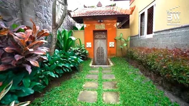 10 Potret Rumah Ovi Dian, Berkonsep Etnik dan Punya Lapangan Golf Pribadi