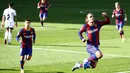 Penyerang Barcelona, Antoine Griezmann, melakukan selebrasi usai mencetak gol ke gawang Osasuna pada laga Liga Spanyol di Stadion Camp Nou,  Minggu (29/11/2020). Barca menang dengan skor 4-0. (AP/Joan Monfort)