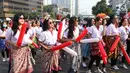 Srikandi Milenial menggelar flash dance di Car Free Day (CFD) kawasan Thamrin, Jakarta, Minggu (29/9/2019). Mereka mengajak warga menari bersama para pengunjung CFD. (Liputan6.com/Herman Zakharia)