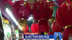 Banyak warga yang memburu pernak-pernik di sini, selain beragam juga harganya relatif lebih murah.