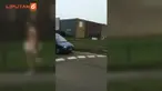 Ia hanya berjalan dengan secarik koran yang menutupi bagian vitalnya.
