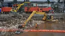Petugas dibantu alat berat membersihkan sampah yang menumpuk di Kali Angke, Jakarta, Kamis (3/2). Ini dilakukan sebagai salah satu upaya mengantisipasi banjir di Ibu Kota saat musim hujan. (Liputan6.com/Gempur M Surya)  