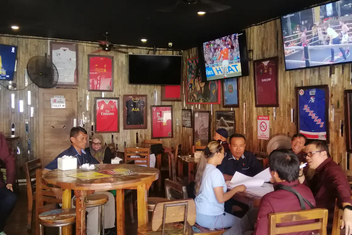 IEG melakukan pemantauan terhadap venue-venue yang diduga melakukan pelanggaran public viewing konten olahraga milik SCM. (Dok. IEG)
