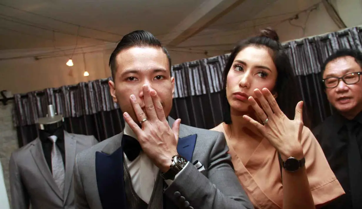 "Sesuai spesifikasi. Kita kan pakai nasional jadi nggak ada adat. Saya pakai celana nggak pakai kain," ujar Rayden, di kawasan Pinangsia, Jakarta Barat, Sabtu (17/6/2017). (Nurwahyunan/Bintang.com)