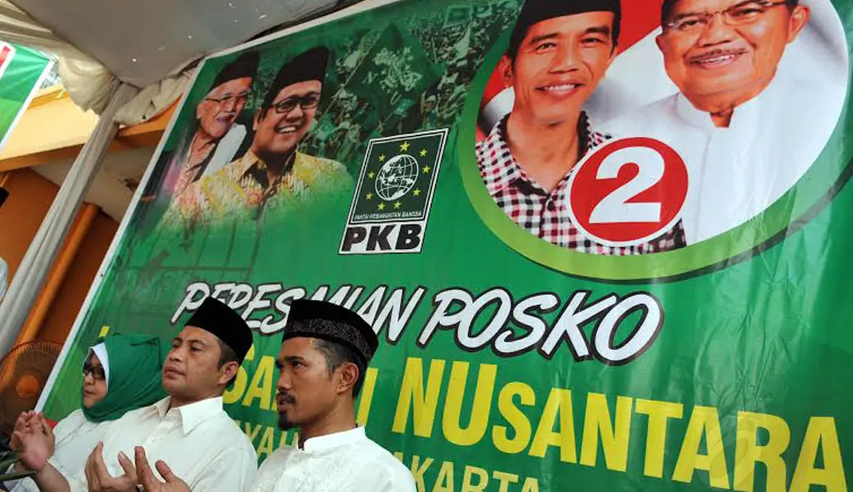 Usai memotong tumpeng Marwan Jafar melakukan doa bersama untuk kelangsungan Posko Pemenangan Jokowi-JK ini (Liputan6.com/Johan Tallo)