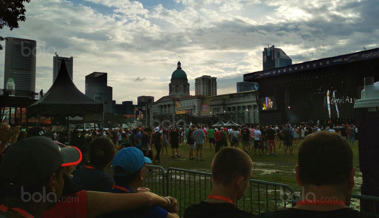 Suasana konser musik jelang balapan F1 GP Singapura, (17/9/2017). Kegiatan ini untuk menarik warga menyaksikan F1. (Bola.com/Wirawan Kusuma)