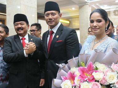 Menteri Agraria dan Tata Ruang/Kepala Badan Pertanahan Nasional (ATR/BPN) Agus Harimurti Yudhoyono (ketiga kiri) bersama Menko Polhukam Hadi Tjahjanto bersalam komando sesaat sebelum prosesi serah terima jabatan di Kementrian ATR/BPN, Jakarta, Rabu (21/2/2024). (Liputan6.com/Angga Yuniar)