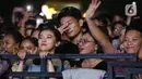 Salah satu penonton larut dalam lagu-lagu yang dibawakan Guyon Waton. (Liputan6.com/Helmi Fithriansyah)