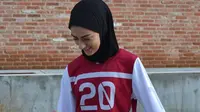 Maymi Asgari,&nbsp;freestyler sepak bola berhijab yang jadi sorotan di Piala Dunia 2022. (dok. Instagram @asgari_freestyle/https://www.instagram.com/p/B71e3EXl69q/)