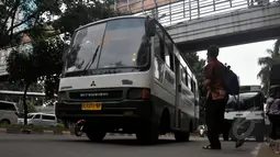 Ahok menilai Bus Kopaja mini sudah tidak layak beroperasi di Jakarta, Jumat (8/5/2015). Pemerintah Provinsi DKI Jakarta secara bertahap membenahi angkutan masal tersebut. (Liputan6.com/Johan Tallo)