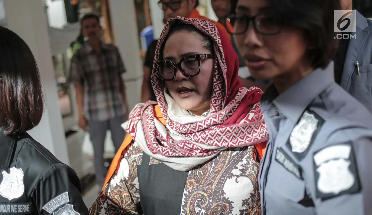 Komedian Tri Retno Prayudati alias Nunung digiring oleh petugas saat akan rilis kasus narkoba di Ditnarkoba Polda Metro Jaya, Jakarta, Senin (22/7/2019). Nunung ditangkap bersama suaminya, July Jan Sambiran, usai bertransaksi narkoba dengan tersangka TB di kediaman mereka. (Liputan6.com/Faizal Fanan