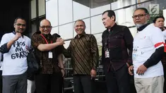 Penyidik senior KPK Novel Baswedan (dua kiri) berjabat tangan dengan Ketua KPK Agus Rahardjo (tengah) di Gedung KPK, Jakarta, Jumat (27/7). Novel Baswedan kembali bekerja setelah absen selama 16 bulan. (Merdeka.com/Dwi Narwoko)