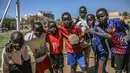 Sejumlah anak Sudan berpose sebelum bermain sepak bola di ibu kota Khartoum (23/4). Negara ini berbatasan dengan Mesir di utara, Laut Merah di timur laut, Kongo dan Afrika Tengah di barat daya, Chad di barat, dan Libya di barat laut. (AFP Photo/Ozan Kose)