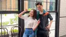 Beberapa waktu lalu, Henry Lau tampak berkunjung ke Indonesia dan bertemu dengan beberapa artis Tanah Air. Salah satunya Rossa. Ia terlihat memamerkan kebersamaannya dengan mantan personel Super Junior itu. Seperti yang terlihat, penyanyi berkebangsaan China Kanada itu mempunyai mata yang sipit. (Liputan6.com/IG/@itsrossa910)