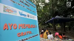 Anak-anak mengikuti program Literasi Kejujuran di TBM Saung Manggar, Pondok Kelapa, Jakarta, Minggu (24/3). Program ini bertujuan mendekatkan buku sekaligus meningkatkan minat baca kepada masyarakat dan mengurangi dampak negatif kecanduan internet bagi anak-anak. (merdeka.com/Iqbal S. Nugroho)