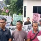 Para karyawan Pulau Bulan berunjuk rasa di kantor Indo Tirta Suaka karena mendapatkan PHK sepihak dengan pesangon yang melanggar aturan. Foto: liputan6.com/ajang nurdin&nbsp;