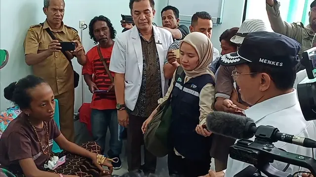 Menkes Terawan Saat mengunjungi pasien DBD di Sikka, NTT