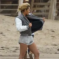 Rita Ora saat pemotretan di pantai Malibu. (via. Dailymail)