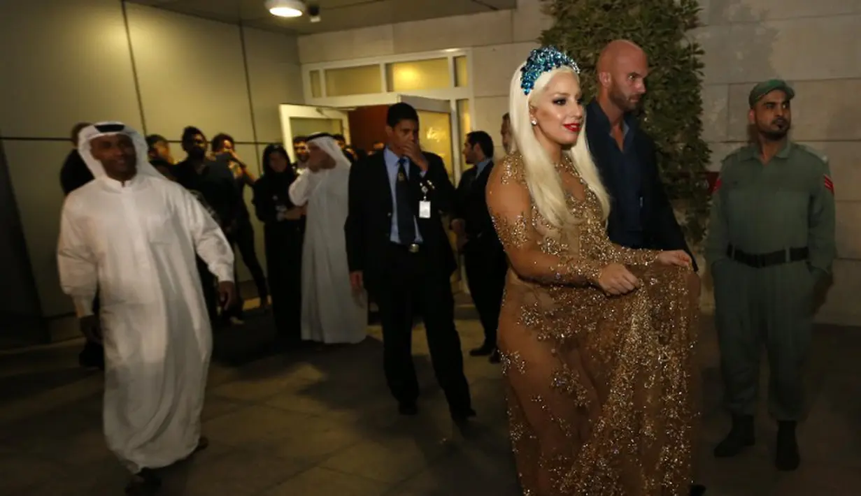 Sang penyanyi yang hobi berpakaian vulgar tersebut pun tampil sopan saat di negara Timur Tengah, Dubai, Senin (8/9/14). (AFP PHOTO/ Karim Sahib)