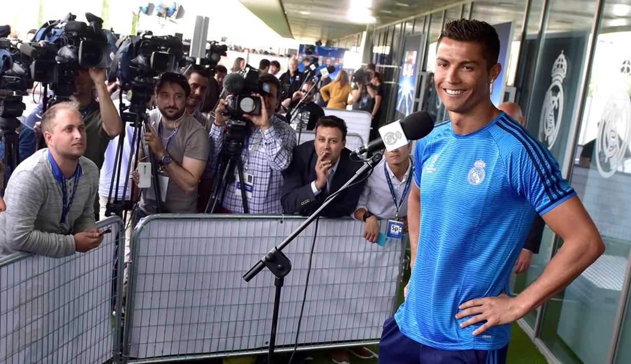 Striker Real Madrid, Cristiano Ronaldo, tersenyum saat menjawab pertanyaan wartawan dalam Open Media Day di kompleks olah raga Real Madrid, (24/5/2016). (AFP/Gerard Julien)