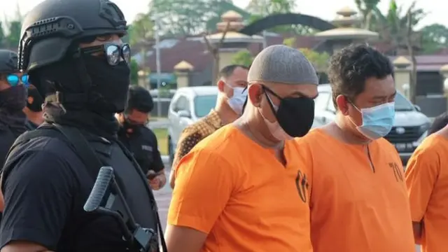 Kompol YC (baju tahanan masker hitam) dalam konferensi pers polisi konsumsi narkoba di Polda Riau.