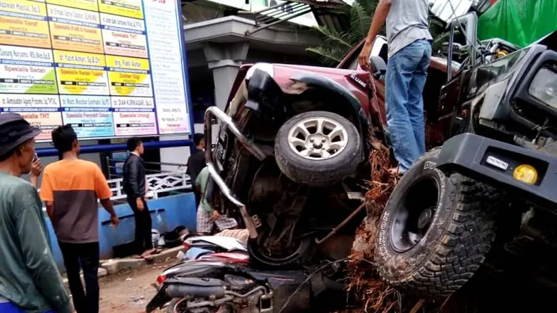 Kecelakaan maut kembali terjadi di Bumiayu, Brebes. Sedikitnya 4 orang meninggal dunia, delapan luka-luka. (Foto: Liputan6.com/Rojali untuk Muhamad Ridlo)