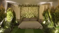 Kamar tidur yang terbentang diatas karpet rumput yang hijau dalam rumah hutan tropis. (foto : boredpanda.com)