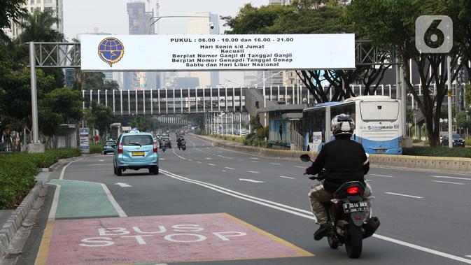 Pengendara memasuki kawasan aturan ganjil-genap, Jalan Jenderal Sudirman, Jakarta, Sabtu (6/6/2020). Pemprov DKI Jakarta mengeluarkan Pergub nomor 51 Tahun 2020 yang didalamnya mengatur pembatasan kendaraan dengan rekayasa ganjil-genap untuk sepeda motor dan mobil. (Liputan6.com/Helmi Fithriansyah)