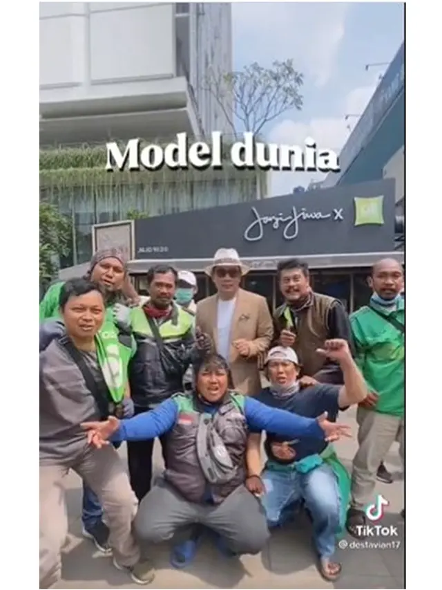 6 Potret Ridwan Kamil Ikut Catwalk di Citayam Fashion Week, Dikawal Para Ojol