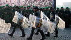 Prajurit Tentara Nasional Indonesia Angkatan Darat (TNI AD) berbaris dengan penuh perhatian saat unjuk kekuatan menjelang pelantikan presiden terpilih Prabowo Subianto sebagai presiden ke-8 Indonesia, Jumat, 18 Oktober 2024. (AP Photo/Tatan Syuflana)