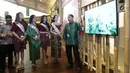 Menteri Pariwisata Arief Yahya menjelaskan potensi wisata saat meninjau Paviliun Indonesia dalam pertemuan tahunan IMF-Bank Dunia 2018 di Bali, Kamis (10/11). Paviliun Indonesia menunjukkan destinasi pariwisata di Indonesia. (Liputan6.com/Angga Yuniar)