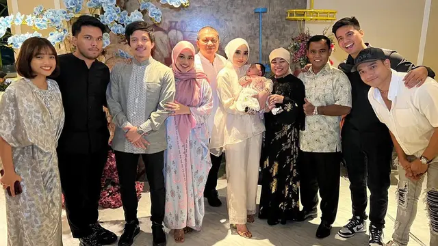 7 Potret Keluarga Hermansyah Gelar Buka Bersama, Dihadiri Banyak Selebriti