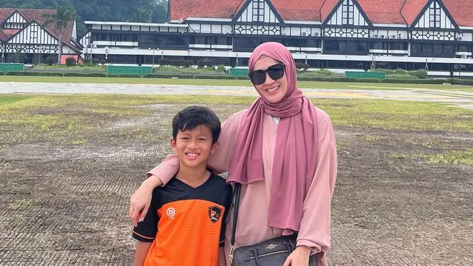 Potret Okie Agustina dan Miro, Anak Semata Wayangnya dengan Gunawan Dwi Cahyo