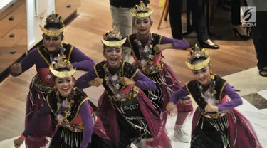 Penari berkostum tradisional menari dalam perhelatan Indonesia Menari 2018 di Grand Indonesia, Jakarta, Minggu (11/11). Gerakan menari bersama yang digelar serentak di 4 kota, yakni Jakarta, Bandung, Solo, dan Semarang. (Merdeka.com/ Iqbal S. Nugroho)