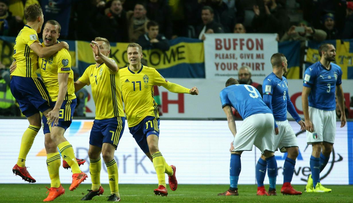 Para pemain Swedia merayakan gol yang dicetak Jakob Johansson ke gawang Italia pada laga Kualifikasi Piala Dunia 2018 di Stadion Friends Arena, Solna, Jumat (10/11/2017). Swedia menang 1-0 atas Italia. (AFP/Soren Anderson)