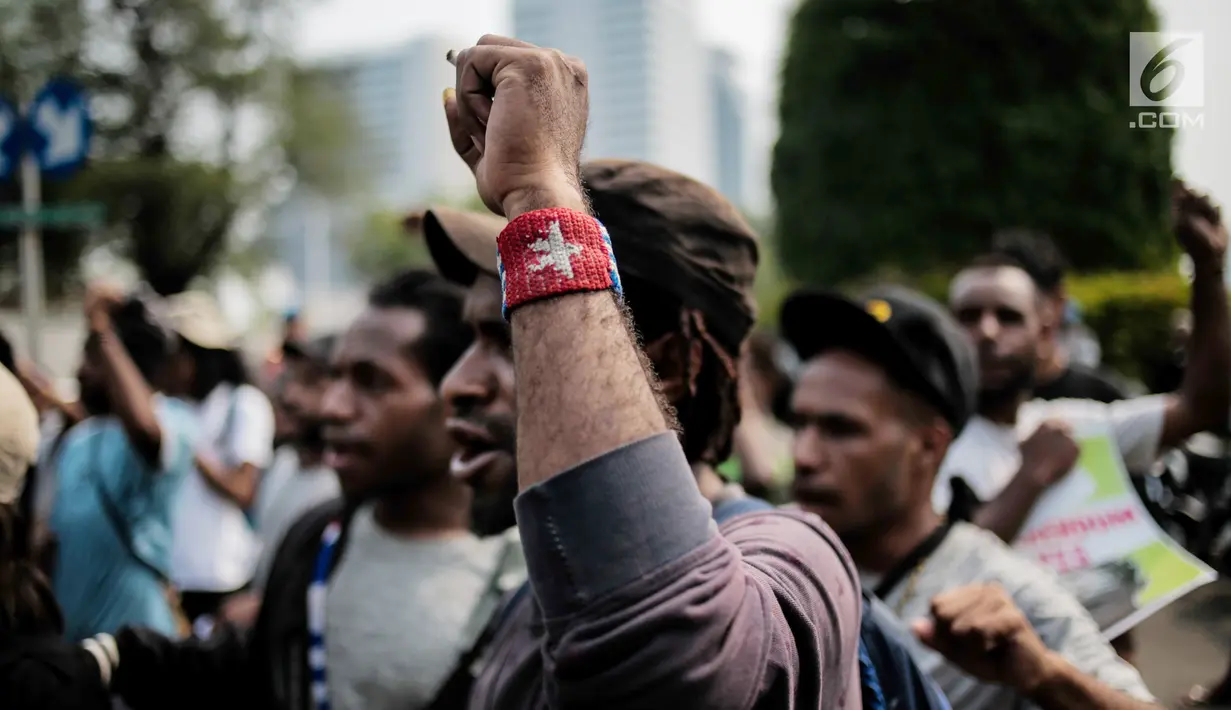 Massa Front Rakyat Indonesia untuk West Papua (FRI-West Papua) menggelar unjuk rasa di depan Kedutaan Besar Amerika Serikat, Jakarta, Kamis (15/8/2019). Massa mengecam Amerika Serikat dan memintanya bertanggung jawab atas penjajahan yang dilakukan di West Papua. (Liputan6.com/Faizal Fanani)