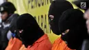 Tersangka kasus minuman keras atau miras oplosan saat dihadirkan dalam rilis di Mapolres Jakarta Selatan, Rabu (11/4). Polisi berhasil mengamankan tujuh tersangka dalam kasus ini. (Merdeka.com/Iqbal Nugroho)