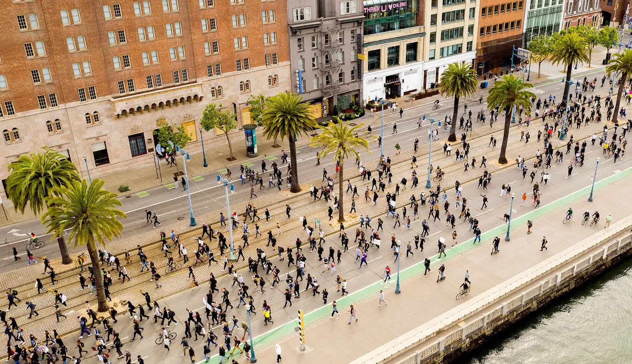 Para pengunjuk rasa berbaris di sepanjang Embarcadero San Francisco (31/5/2020). Demonstrasi yang meluas telah meluas di seluruh Wilayah menyusul kematian George Floyd setelah dijepit di leher oleh seorang petugas kepolisian Minneapolis. (AP Photo/Nuh Berger)