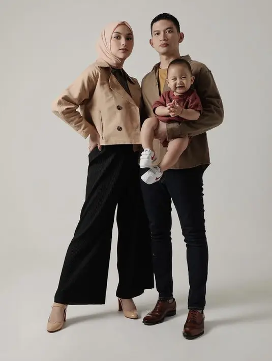 <p>Tampil kasual dengan blazer crop top cokelat dipadukan inner hitam. Gunakan kerudung segi empat dengab warna yang senanda seperti blazermu.&nbsp;@citraciki</p>