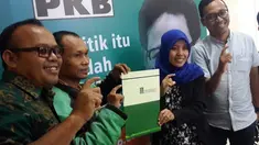 Dunia politik bebas diduduki oleh kalangan apapun. Seorang pengemudi ojek online, Suhandi, mendaftarkan diri sebagai anggota DPR