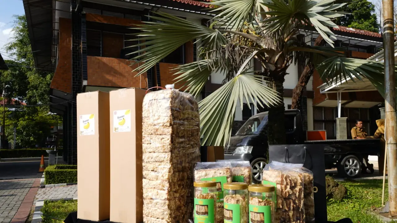 Beberapa sampel produk sale pisang Garut, Jawa Barat siap membanjiri pangsa pasar negeri jiran Malaysia. (Liputan6.com/Jayadi Supriadin)`
