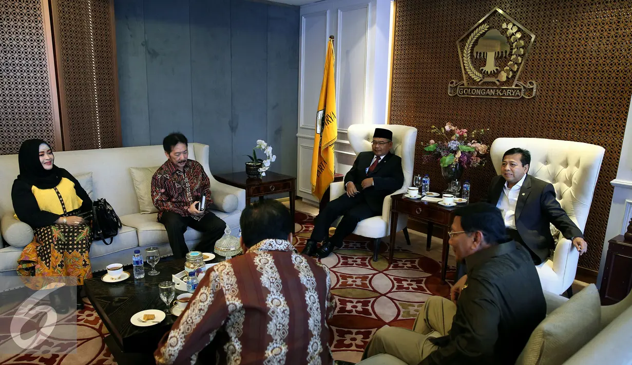 Suasana pertemuan antara DPD RI dengan Partai Golkar, Jakarta, Rabu (9/11). Kedatangan DPD ke DPP Golkar untuk silaturahmi dan membahas isu - isu aktual terkait Pilkada. (Liputan6.com/Johan Tallo)