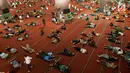 Jamaah beristirahat seusai menjalankan salat Jumat di Masjid Istiqlal, Jakarta, Jumat (2/6). Waktu luang diisi warga dengan membaca Al-quran atau beristirahat di masjid sambil menunggu waktu berbuka puasa. (Liputan6.com/Gempur M Surya)