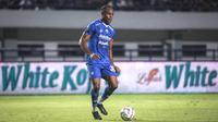 Pemain Persib Bandung, Victor Igbonefo menggiring bola pada laga lanjutan pekan ke-3 BRI Liga 1 2023/2024 antara Persib Bandung melawan Dewa United FC di Stadion Gelora Bandung Lautan Api (GBLA), Bandung, Jumat (14/07/2023). (Bola.com/Bagaskara Lazuardi)